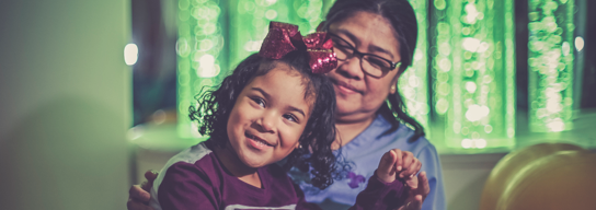 Niña con terapeuta